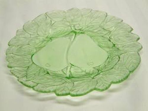 Avocado plate in Green - 1923 to 1933